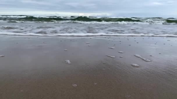 Onde Bianche Schiumose Sulla Spiaggia Colpo Vicino — Video Stock