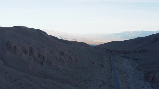 Flygfoto Över Motorväg Bredvid Ett Oländigt Berg Death Valley National — Stockvideo