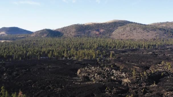 Panning Shot Campo Lava Intorno Cinder Cono Vulcanico Montagna Lava — Video Stock