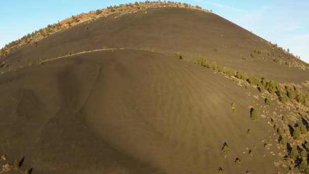 Spärliche Vegetation Über Dem Hang Des Schlackenkegels Vulkanischen Lavaberges Sonnenuntergangskrater — Stockvideo