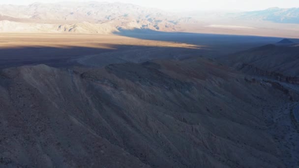 Drohne Fliegt Über Berggipfel Schönes Tal Death Valley Nationalpark Kalifornien — Stockvideo