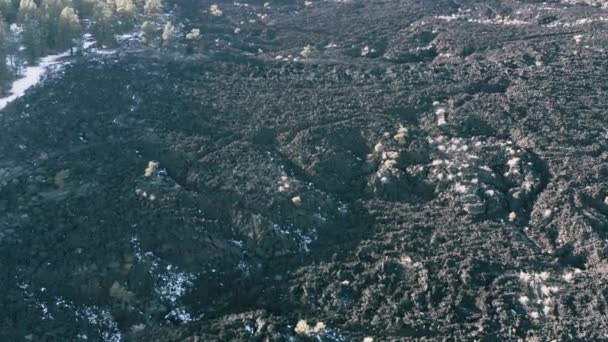 Luchtfoto Boven Ruw Droog Onvruchtbaar Lavaveld Bij Sunset Crater Vulkaan — Stockvideo