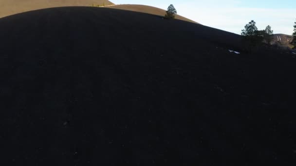 地球上の古い溶岩の山の砂の斜面上のドローン飛行 シンダーコーン アリゾナ州サンセットクレーター — ストック動画