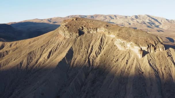 Drone Roteren Een Berg Emigrant Canyon Devil Middle Basin Gelegen — Stockvideo