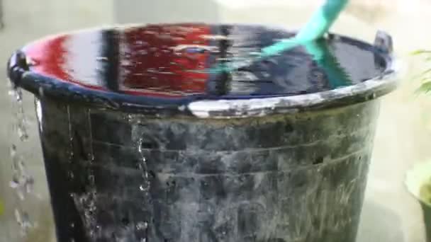 Διαρροή Νερού Από Μαύρο Κουβά Βίντεο Φουλ Δεν Ταιριάζει Πια — Αρχείο Βίντεο