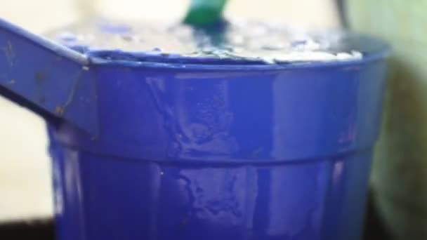 Víz Kiömlik Kék Dipper Videóból Teljes Már Nem Túlterhelés — Stock videók
