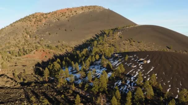 アリゾナ州サンセット クレーターのシンダーコーン火山の山を示す空中移動中 — ストック動画