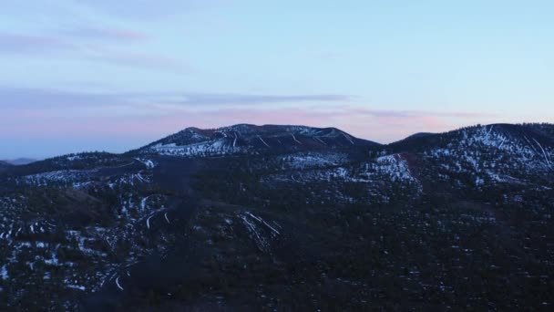 冬の間に巨大な雄大な円錐火山の山に向かって空中に接近する シルエット — ストック動画