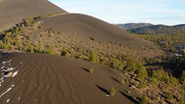 Drone Vlucht Schaarse Vegetatie Steile Droge Vulkanische Sintelkegel Berg Zonsondergang — Stockvideo