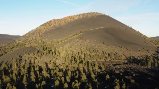 Drone Flygning Visar Majestätisk Torr Karg Cinder Kon Vulkaniska Lavaberget — Stockvideo