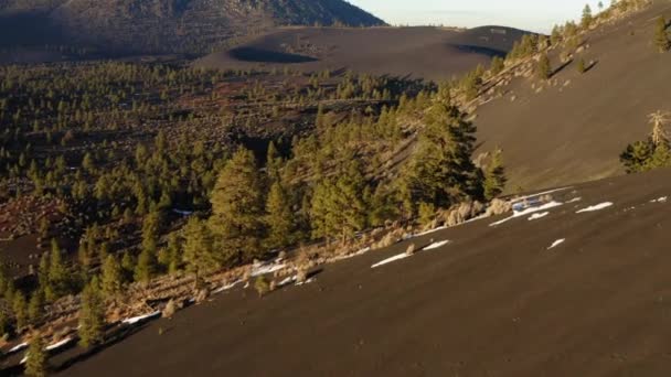 ドローン乾燥不毛のシンダーコーン火山溶岩山の斜面に沿って地球上を飛んでいます アリゾナ州サンセットクレーター — ストック動画