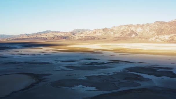 Badwater Basin Fenséges Szépségét Egy Drónkamera Rögzíti Egy Légi Felvételen — Stock videók