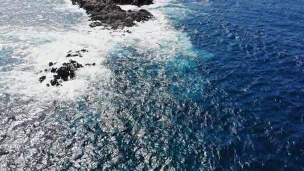 Top View Foamy Sea Waves Splashing Rocks Στη Μέση Του — Αρχείο Βίντεο