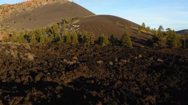 地球上で最も古い火山溶岩の山の1つ以上のドローン飛行 シンダーコーン アリゾナ州サンセットクレーター — ストック動画
