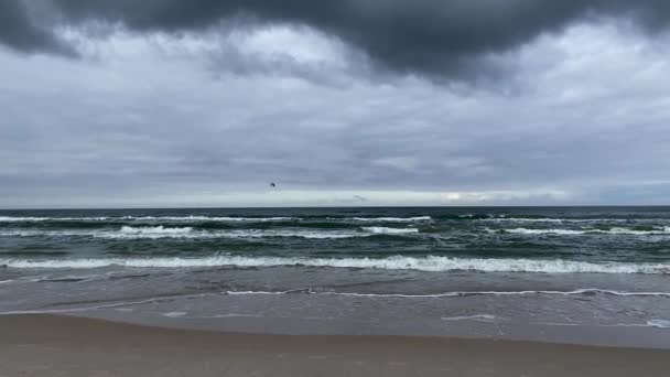 Темные Грозовые Тучи Над Морем Песчаный Пляж Широкий Выстрел — стоковое видео