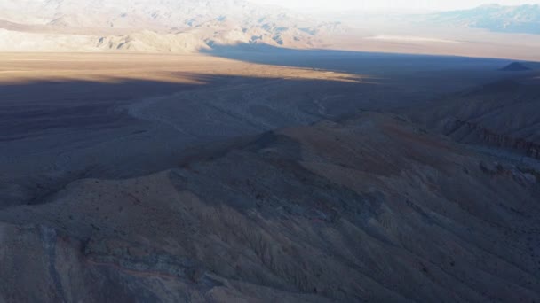 无人机飞过位于加州死谷国家公园的魔鬼中央盆地的一个美丽的山谷 — 图库视频影像
