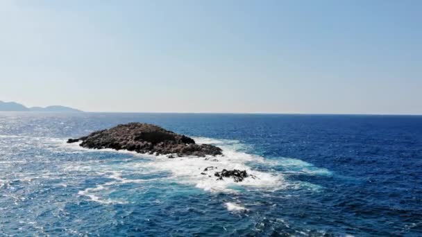 Mavi Denizin Ortasında Kaya Manzarası Kudüs Plajı Erisos Yunanistan Havadan — Stok video