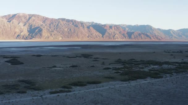 Drone Voando Baixo Sobre Vale Acidentado Acidentado Death Valley National — Vídeo de Stock