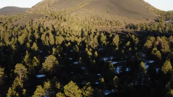 アリゾナ州国立記念碑のサンセットクレーター火山上空を飛行するドローンは シンダーコーン火山の山を示しています — ストック動画