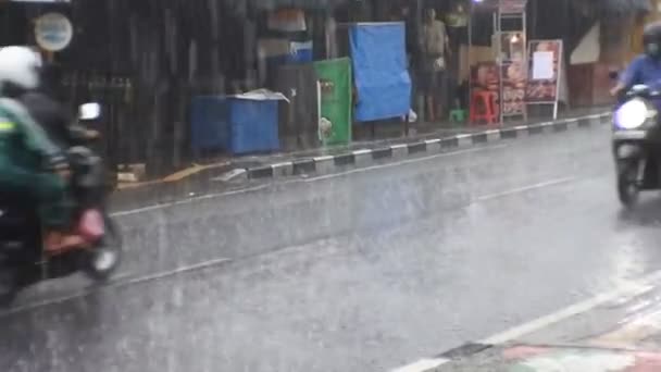 Traffic Highway Heavy Rain Denpasar Bali October 2021 — Video Stock