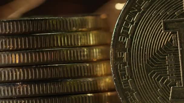 Kryptoměna Blockovém Řetězu Zblízka Bitcoinové Altcoinové Fyzikální Mince Dynamickém Nastavení — Stock video