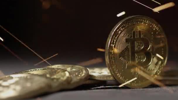 Kryptovaluutta Lohkoketjussa Lähikuva Bitcoin Altcoin Fyysisiä Kolikoita Dynaamisessa Ympäristössä — kuvapankkivideo