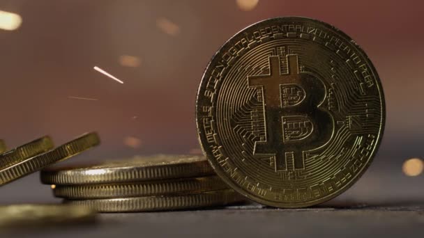 Cryptocurrency Närbild Bitcoin Altcoin Fysiska Mynt Dynamisk Miljö — Stockvideo