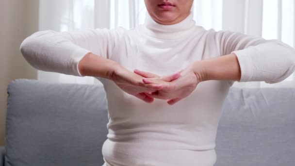 Detalhe Mulher Realizando Alongamento Mão Devido Uso Constante Tecnologias Conceito — Vídeo de Stock