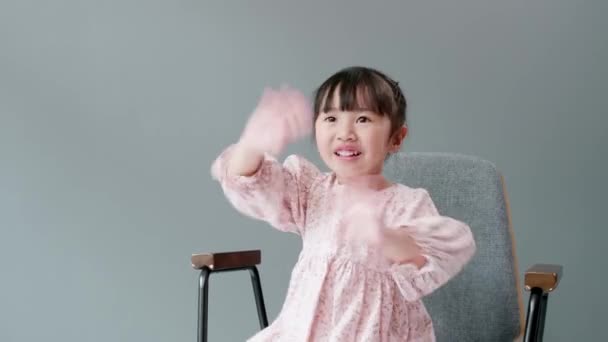 Wesołe Szczęśliwe Dziecko Patrzące Kamerę Zamachające Się Ramionami Wskazujące Coś — Wideo stockowe
