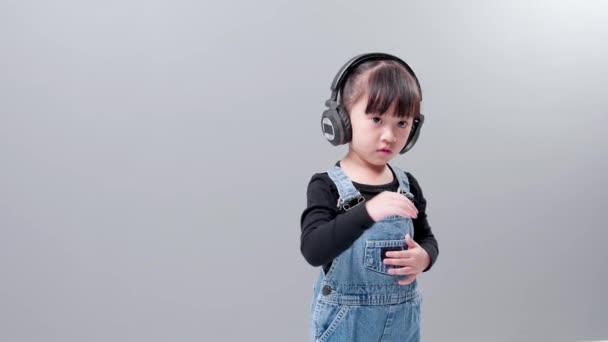 Kind Luisteren Naar Muziek Met Headset Dragen Jeans Grijze Achtergrond — Stockvideo