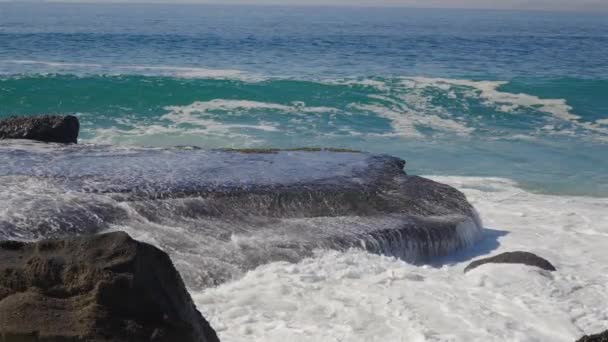 Água Mar Lavando Sobre Uma Grande Rocha Como Uma Nova — Vídeo de Stock