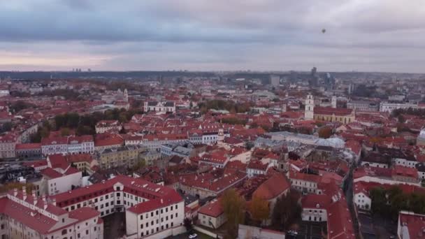 Wilno Stare Miasto Aerial Cityscape Tilt Ujawnianie Balonów Ogrzane Powietrze — Wideo stockowe