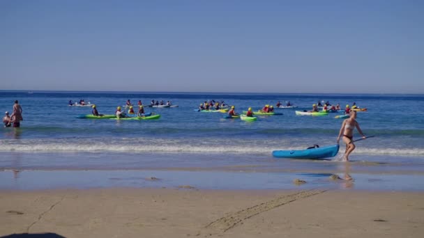 Ragazza Tirando Suo Kayak Dall Altra Parte Della Spiaggia Velocità — Video Stock