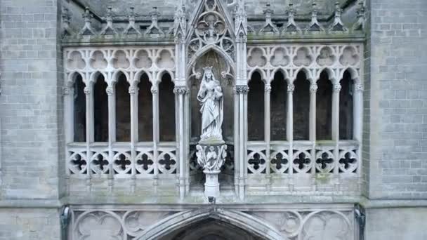 Статуя Святой Марии Фасаде Готического Католического Собора Dolly — стоковое видео