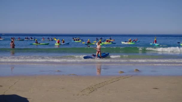 Ragazza Single Con Suo Kayak Blu Quantità Gruppo Altri Kayaker — Video Stock