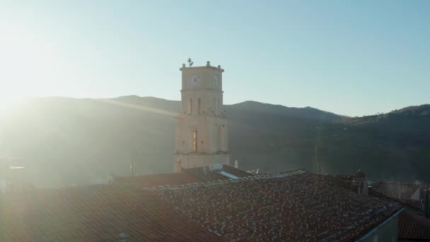 Vista Aérea Hacia Una Torre Del Reloj Del Pueblo Amanecer — Vídeo de stock