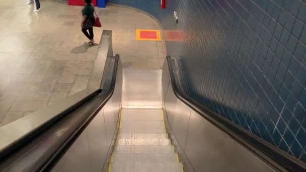 Primeira Pessoa Vista Montar Uma Escada Rolante Até Estação Metrô — Vídeo de Stock