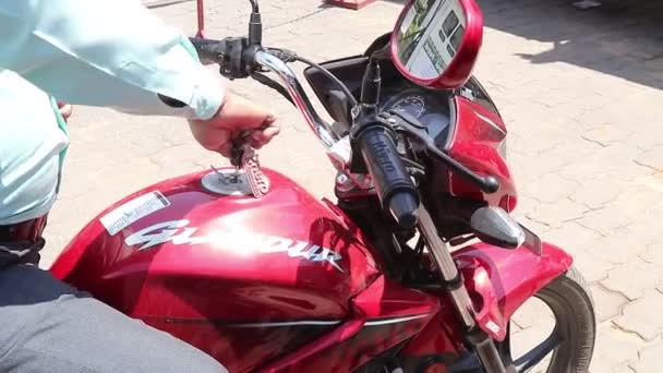 Funcionário Bomba Gasolina Enche Gasolina Uma Motocicleta Durante Bloqueio Pandêmico — Vídeo de Stock