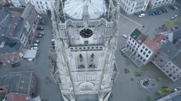 Primer Plano Reloj Campanario Basílica Nuestra Señora Tongeren Aerial — Vídeo de stock