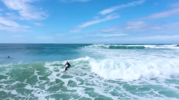 Drone Close Surfista Profissional Esculpir Uma Bela Onda Azul Oceano — Vídeo de Stock