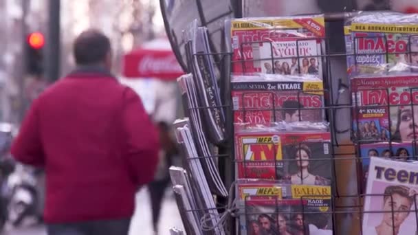 Man Running Magazines Newspaper Stand Center Athens Greece — Stock Video