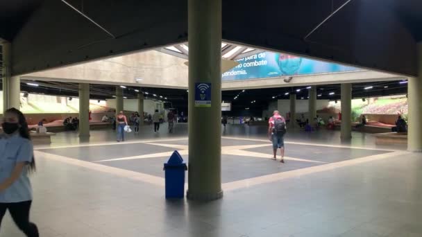 人々はCovidパンデミックのためにフェイスマスクを着て地下鉄の駅に入る — ストック動画