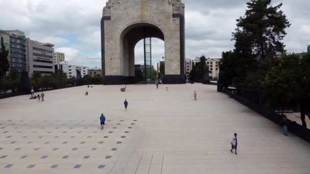 Aerial View People Running Monument Cloudy Day Mexico City — Stock Video