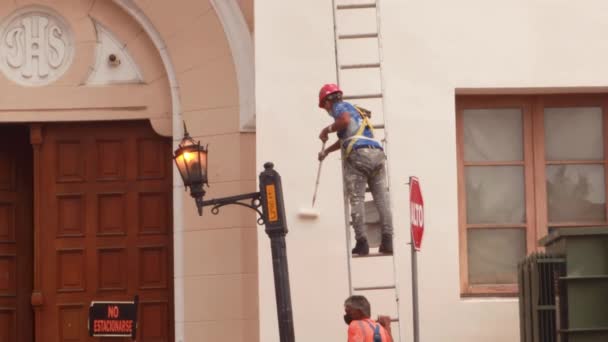 Contratista Parado Una Escalera Trabajando Duro Pintando Pared Exterior Iglesia — Vídeos de Stock