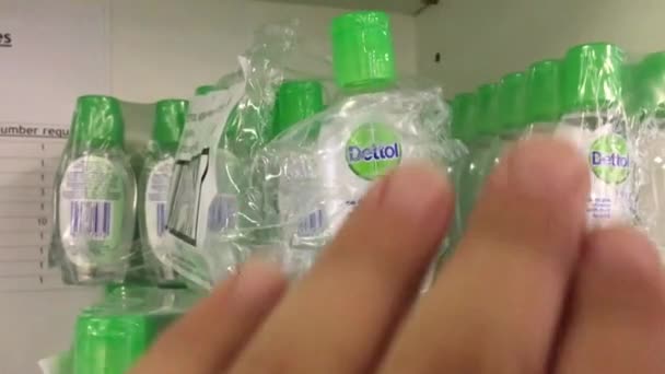 Uhd Close Mini Dettol Mão Desinfetante Garrafas — Vídeo de Stock