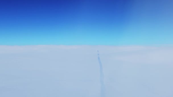 Avión Volando Entre Gruesas Nubes Hinchadas Cielo Azul Brillante Horizonte — Vídeos de Stock