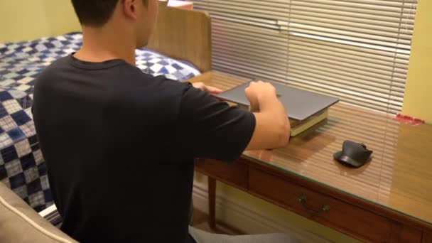 自宅でフリーランスは テーブルの上にノートパソコンとマウスをオンにします ミディアムショット — ストック動画