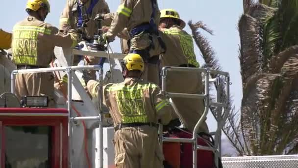 Πυροσβέστες Εργάζονται Παγιδευμένο Θύμα — Αρχείο Βίντεο