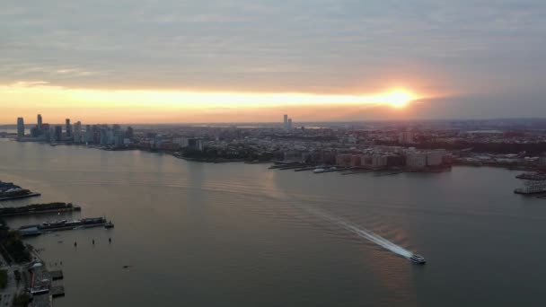 Vista Aérea Barco Com Céu Nublado Noite Fundo Cidade Nova — Vídeo de Stock