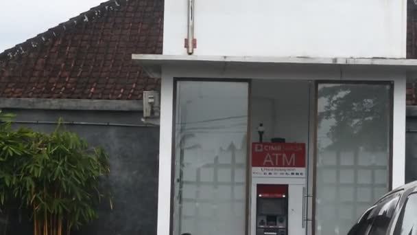 Banco Cimb Niaga Caixa Automática Frente Supermercado Pepito Gianyar Bali — Vídeo de Stock